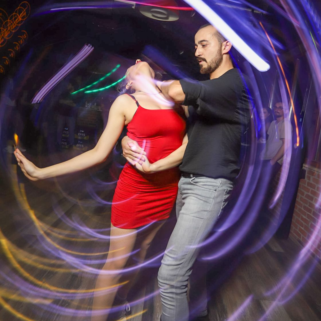 Pareja bailando entre luces de colores