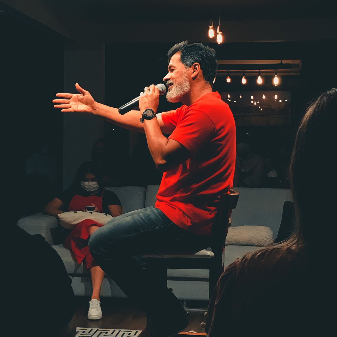 Comediante con micrófono en el escenario de un foro