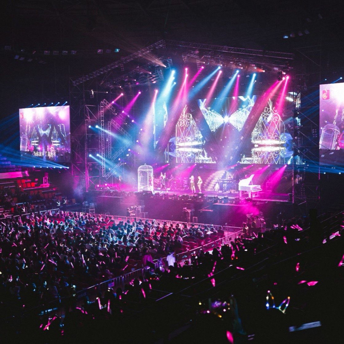 Escenario de concierto con luces de colores frente al público