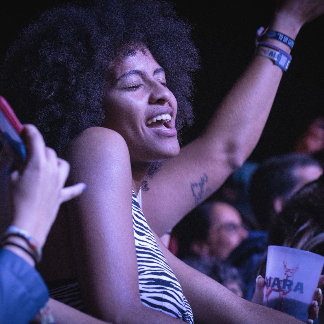 Mujer disfrutando un concierto de noche