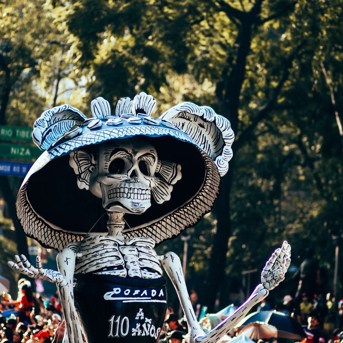 Catrina gigante en un desfile de Día de Muertos