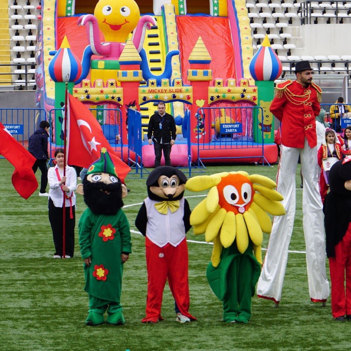 Festival infantil con disfraces y decoración de colores