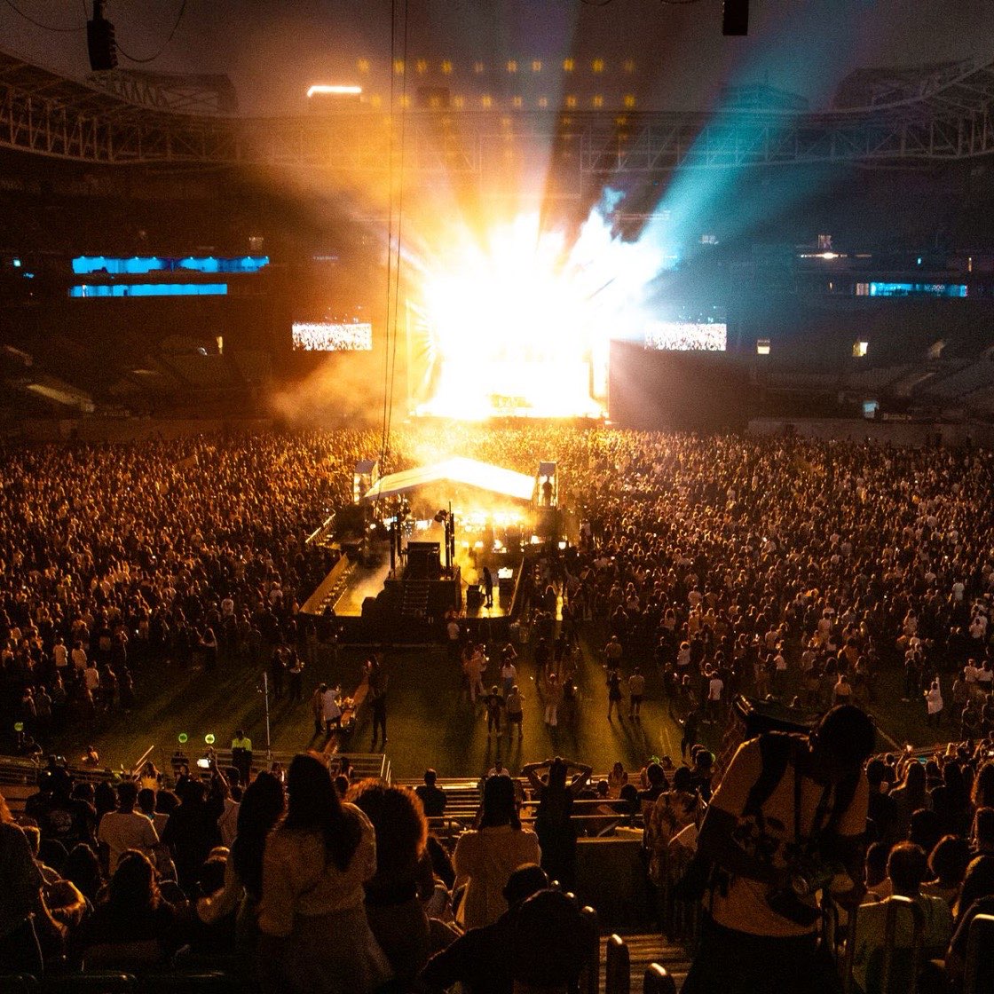 Estadio lleno durante un concierto de noche