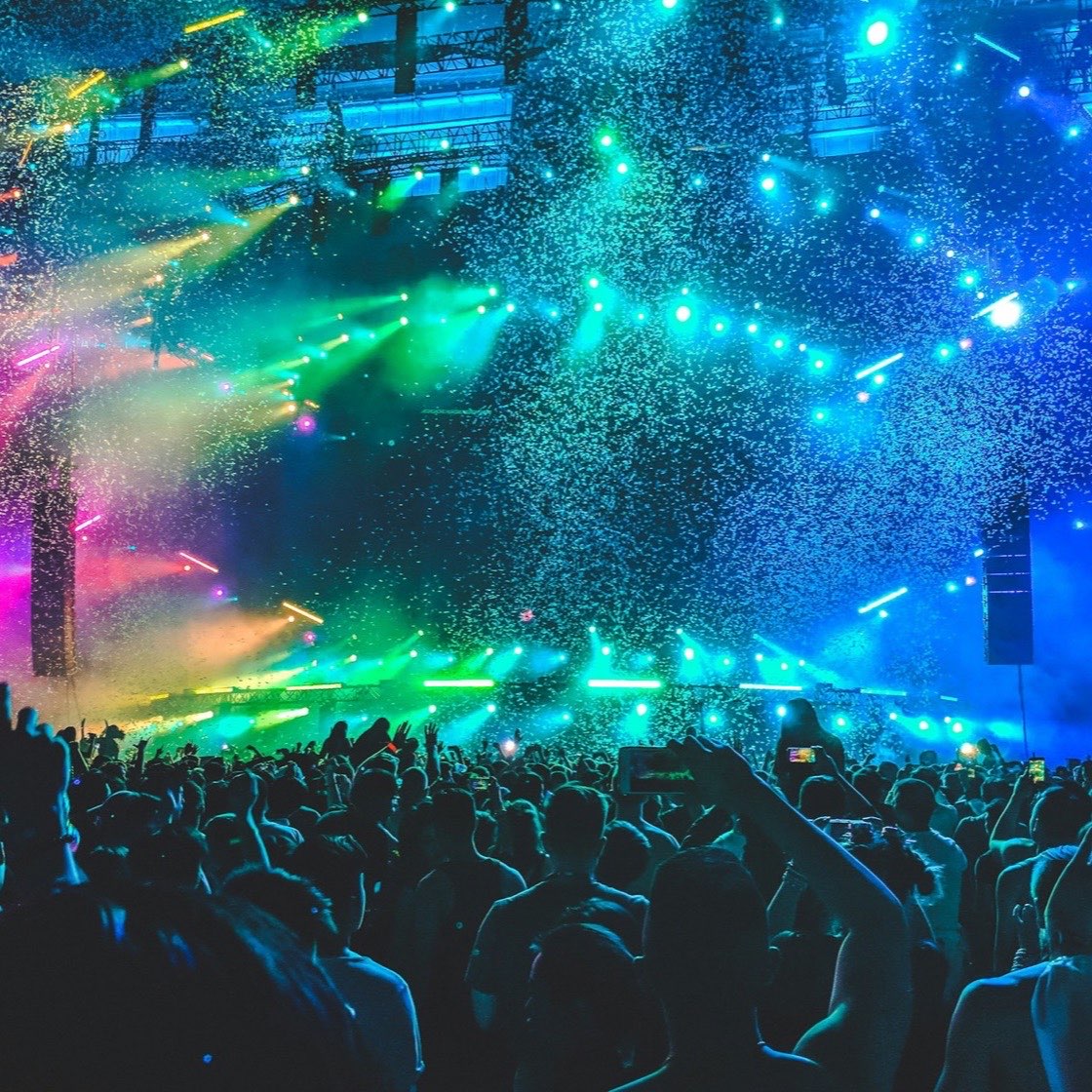 Festival de música con confeti y luces de colores