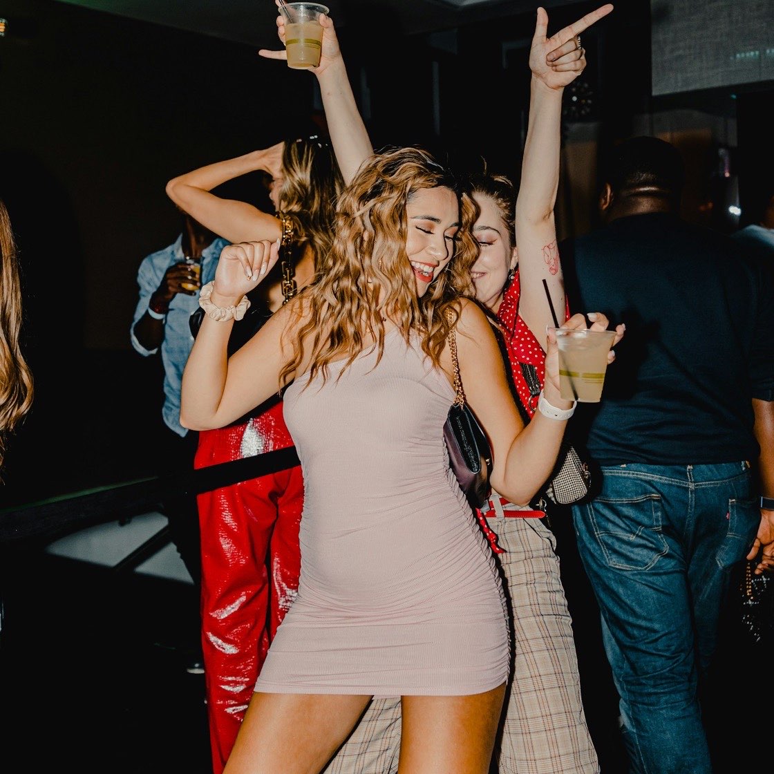 Amigas bailando en una fiesta