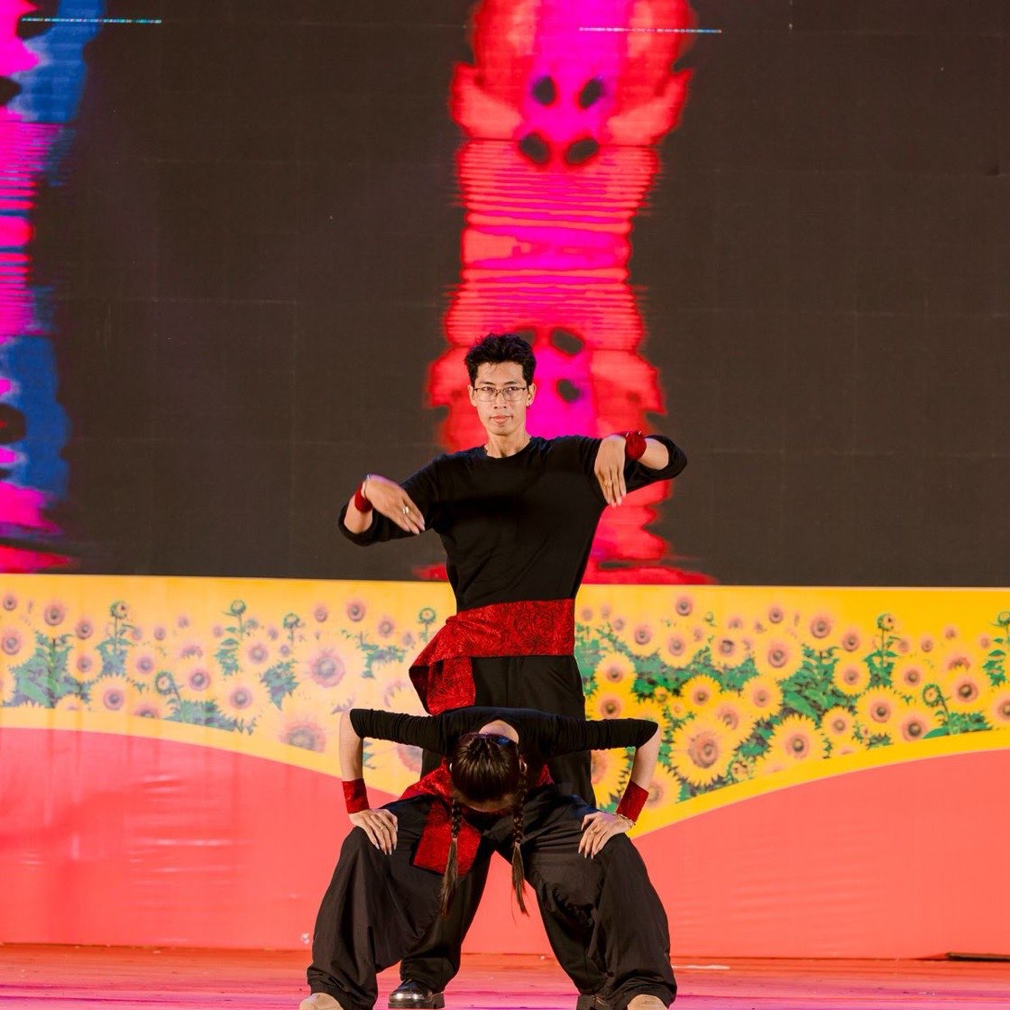 Bailarín en un escenario con fondo de colores