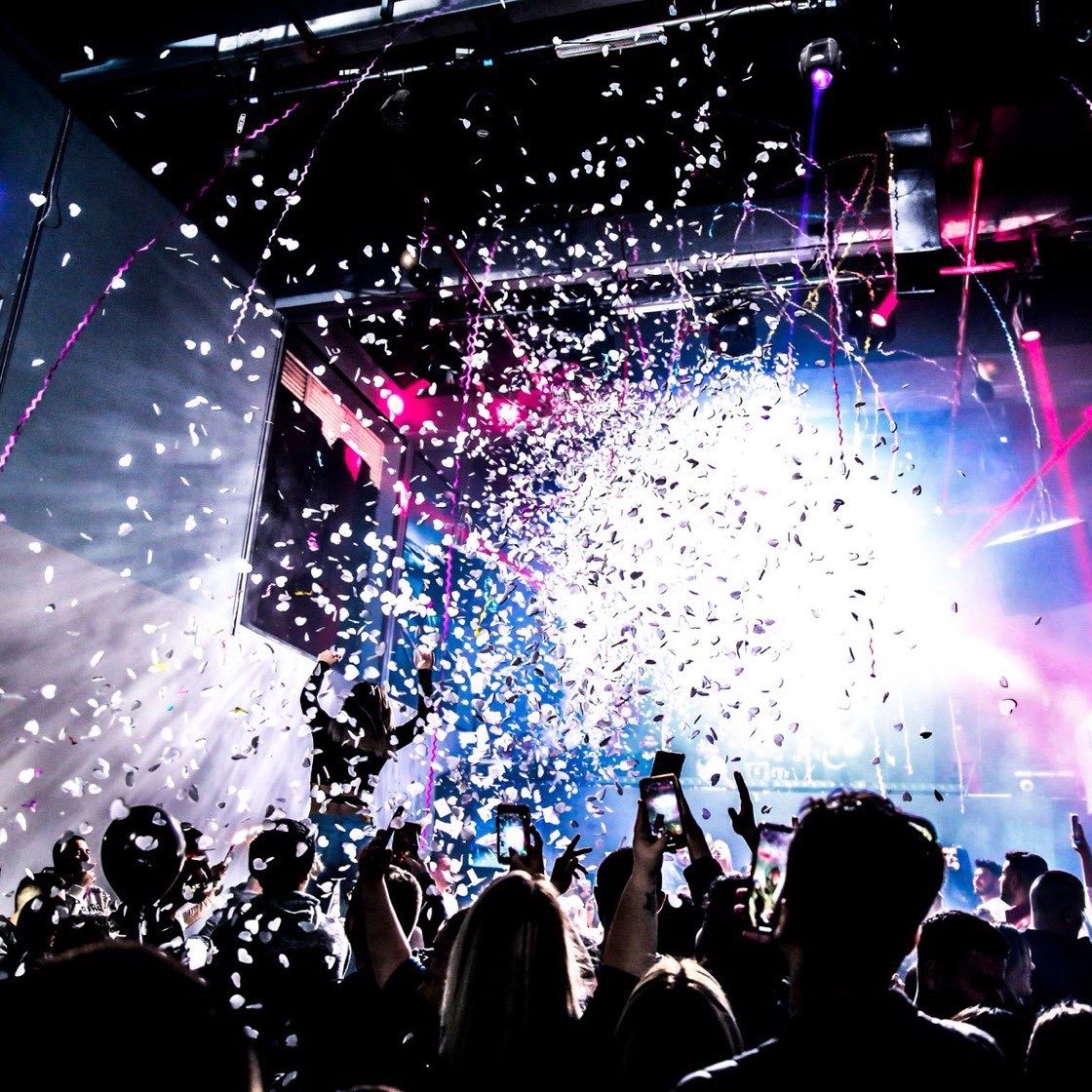 Fiesta con confeti y luces de colores