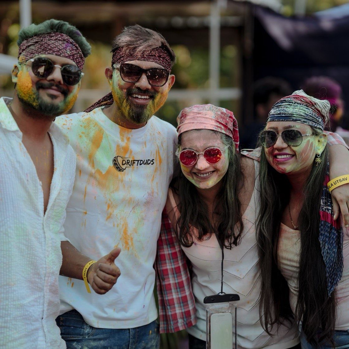 Amigos con polvos de colores en un festival