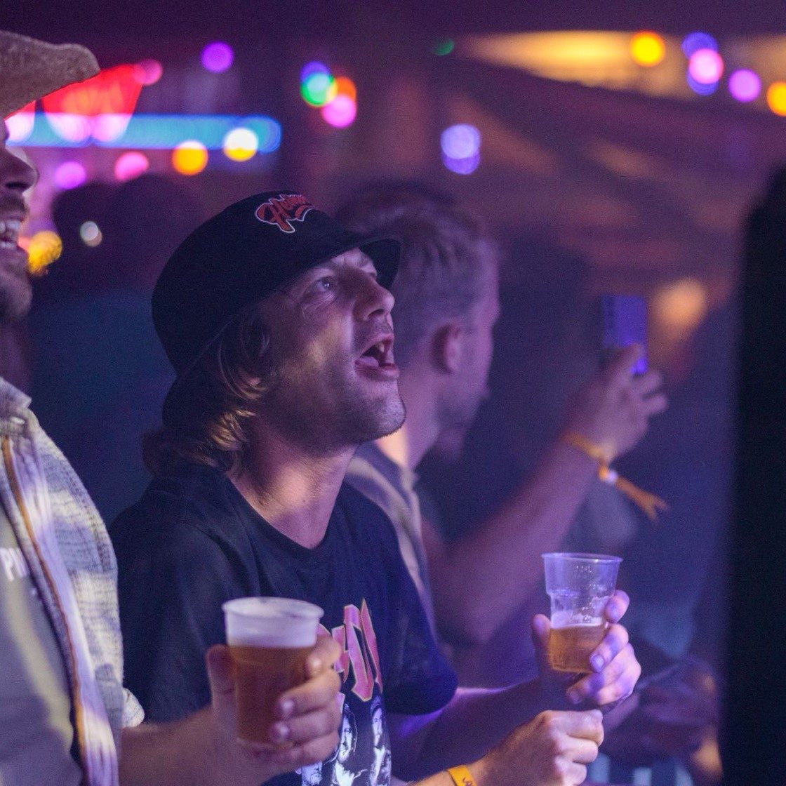 Amigos disfrutando un concierto bajo luces de colores