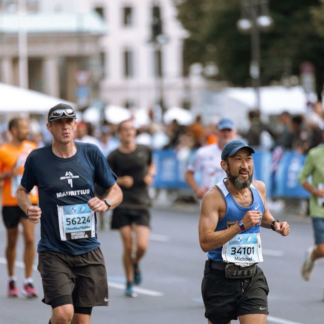 Corredores en una carrera urbana