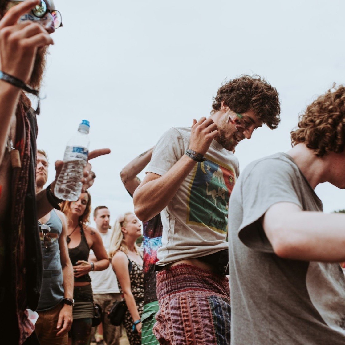 Amigos bailando en un festival al aire libre