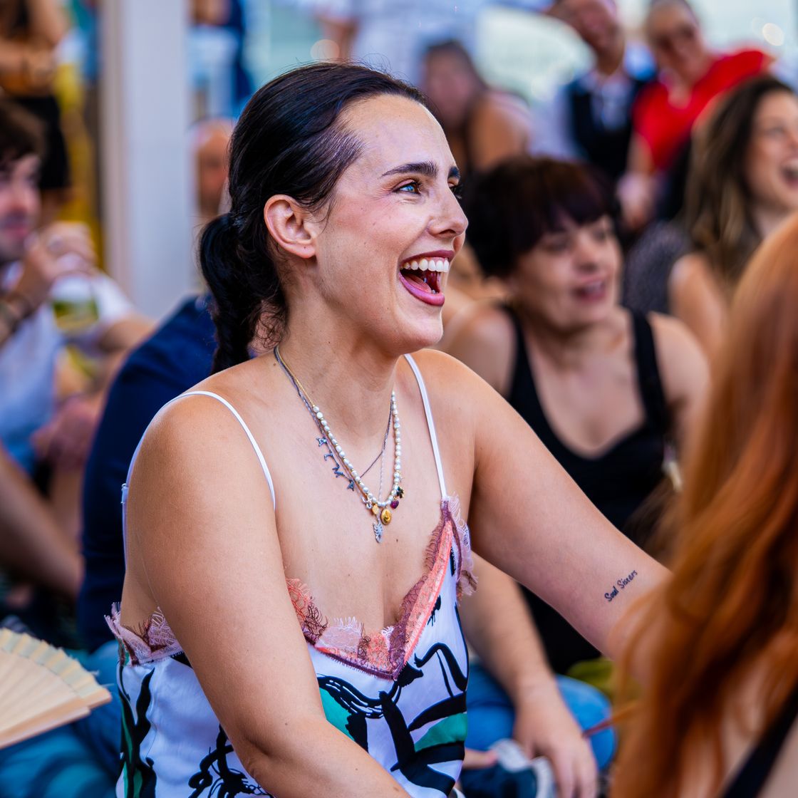 Público riendo durante un show
