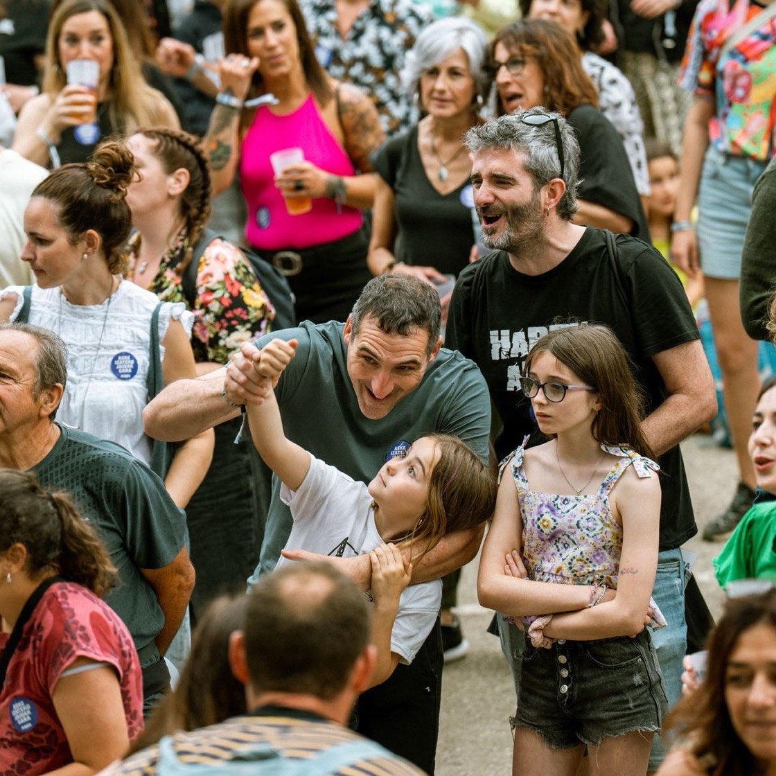 Público disfrutando un festival al aire libre