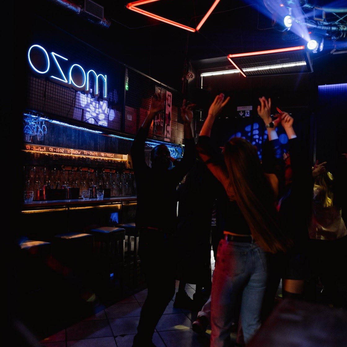 Pista de baile con luces neón