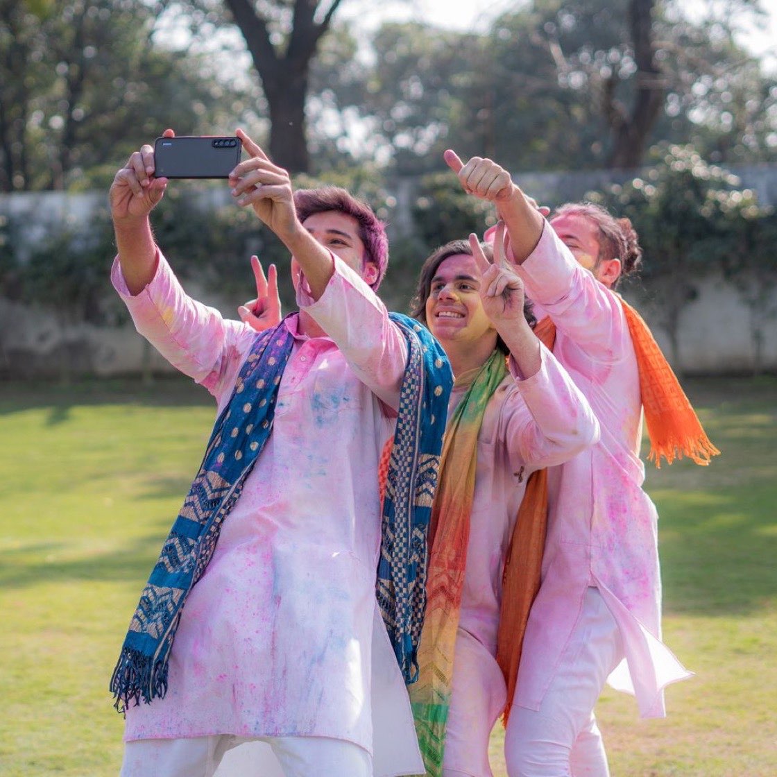 Amigas tomándose una selfie en un festival de colores