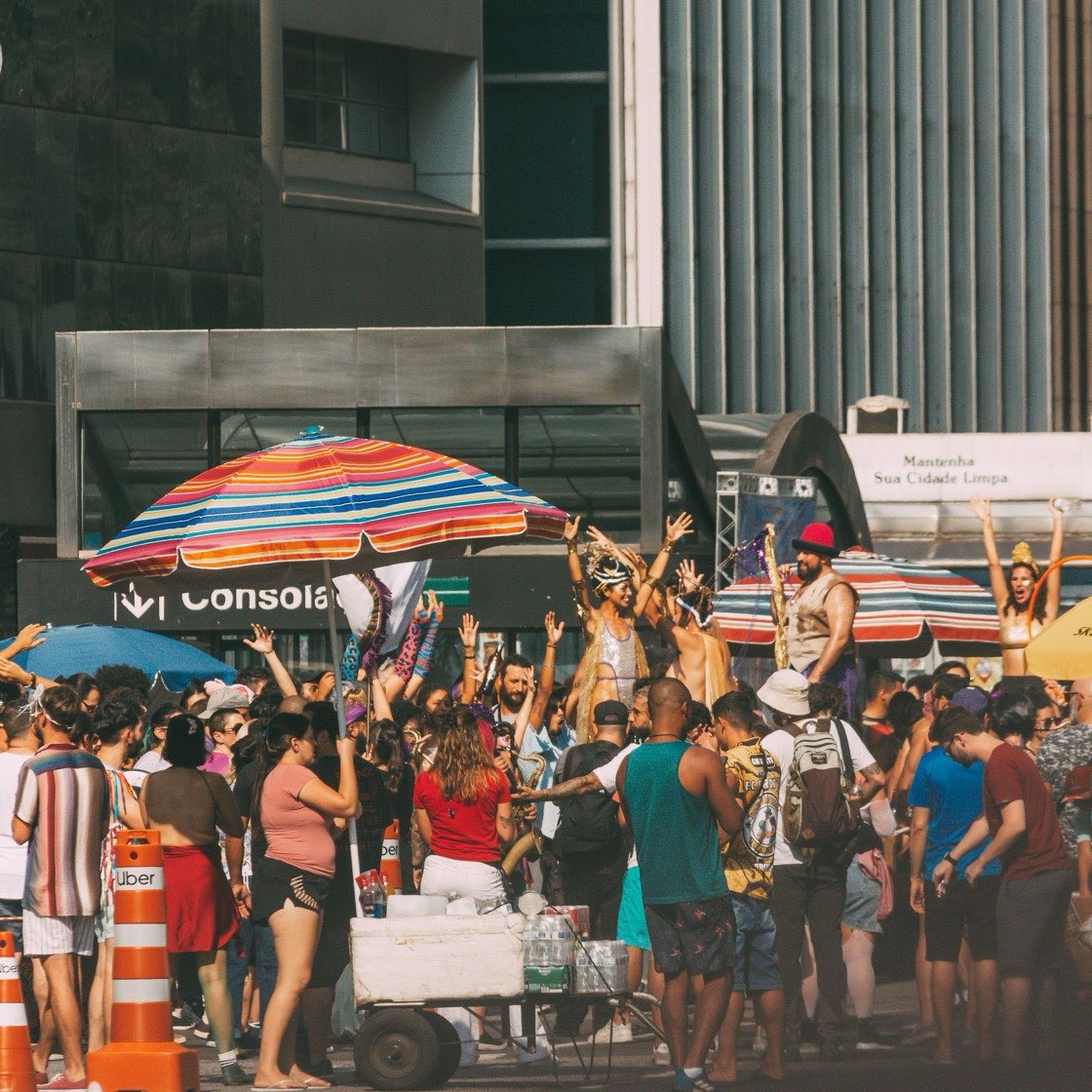 Festival en la calle con sombrillas de colores