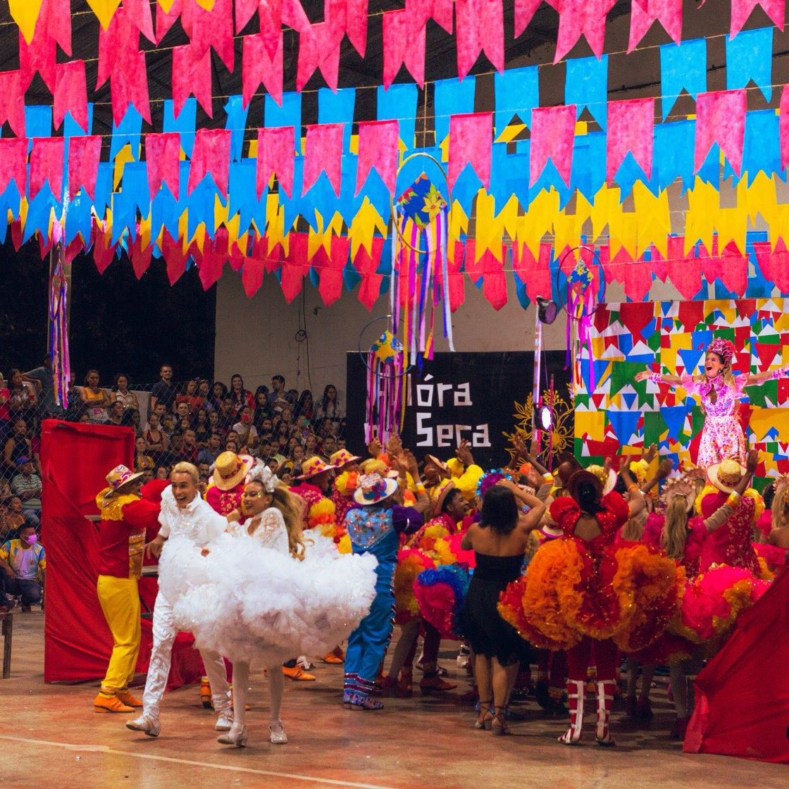 Bailarines en una fiesta con decoración de colores