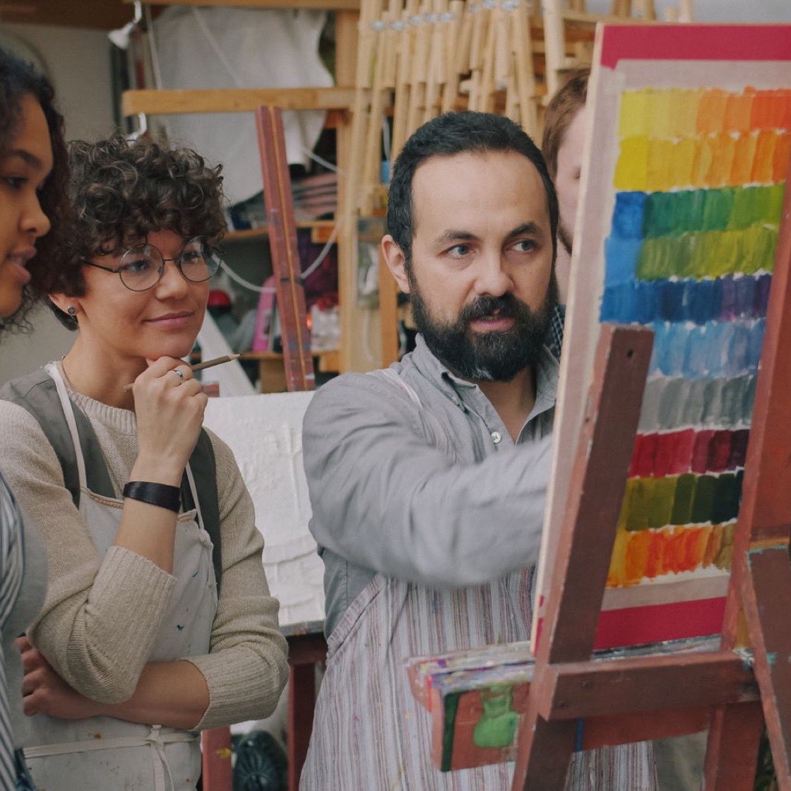 Taller de pintura con instructor y alumnos