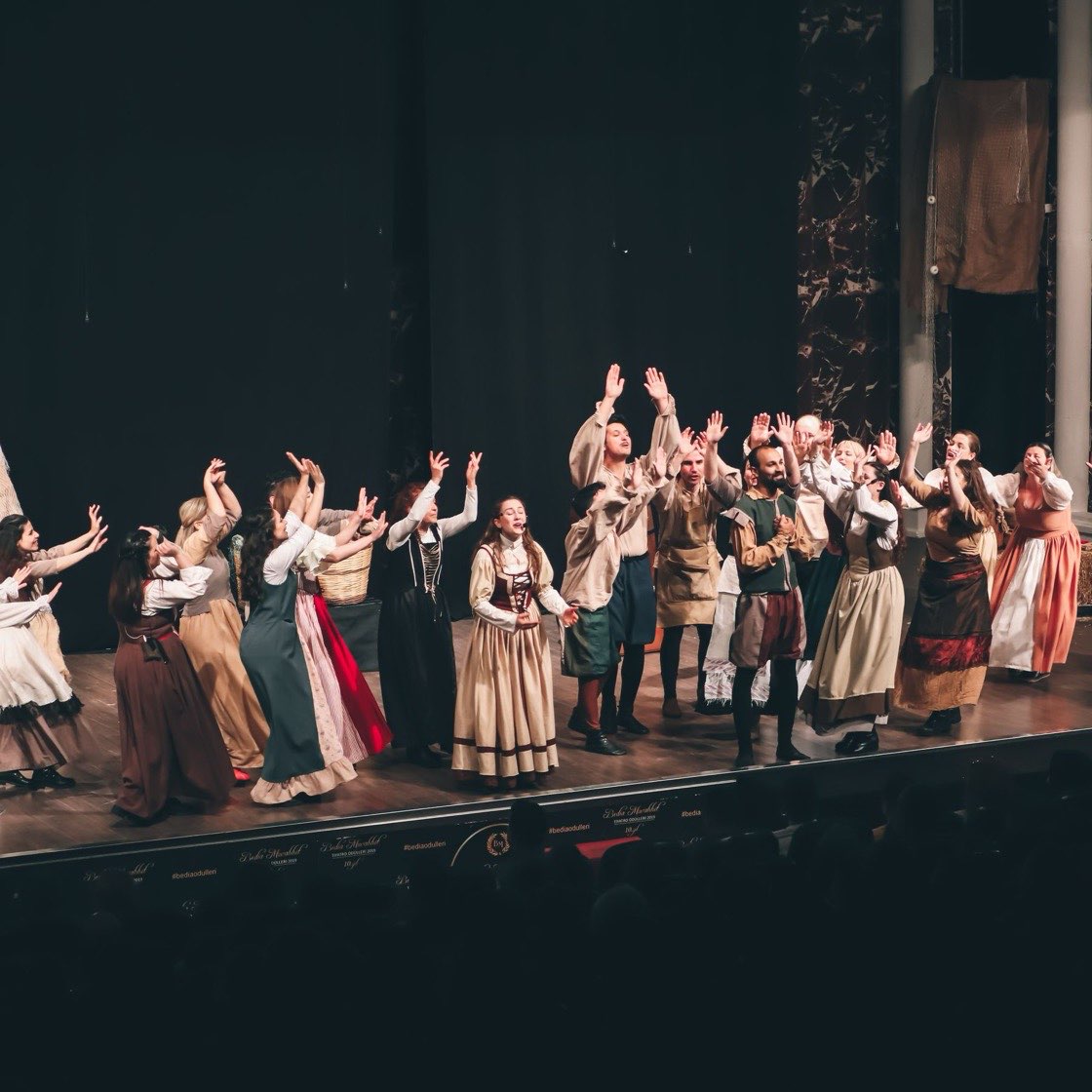 Elenco de una obra de teatro en el escenario