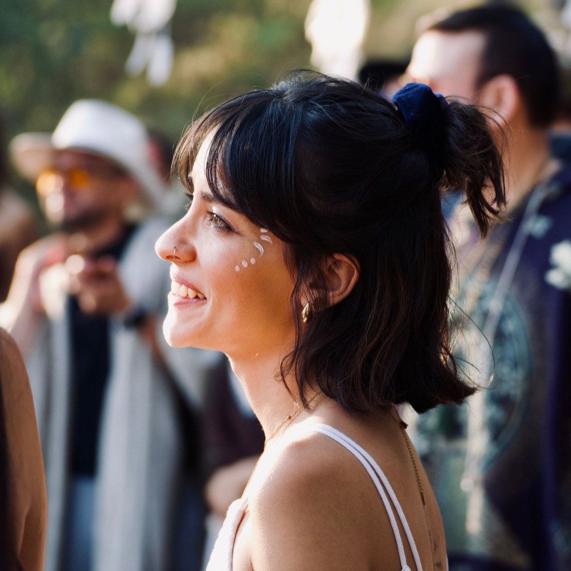 Mujer sonriendo en un festival