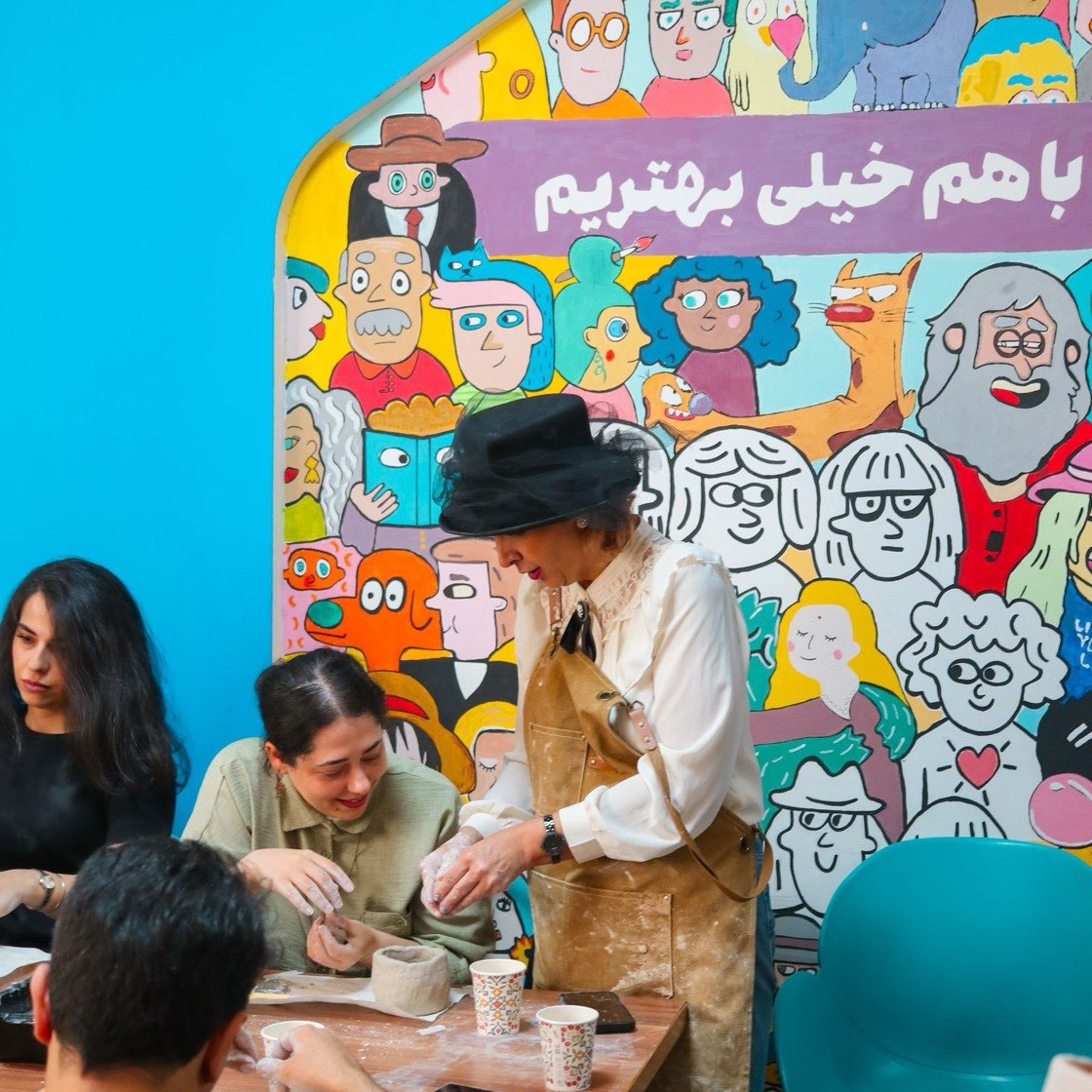Taller de cerámica con un mural de colores